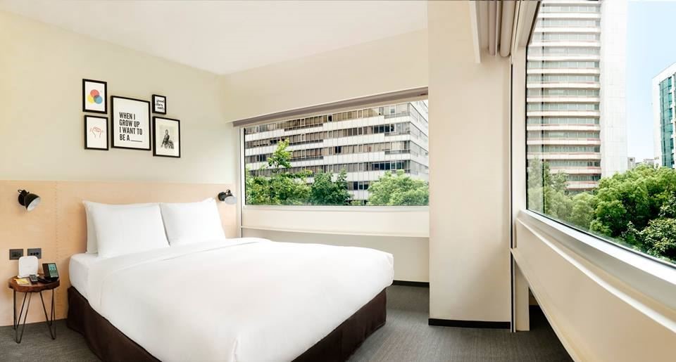 每一間臥房中,都會挑選不同的畫作組合,拼湊出藝文端景, corner room 利用原本辦公大樓留下的開窗方式,而特別規劃的角落房型,成L型,所以開窗面積也是一般房型的兩倍。圖片提供_台北中山意舍酒店 | amba Taipei Zhongshan 每一間臥房中,都會挑選不同的畫作組合,拼湊出藝文端景, corner room 利用原本辦公大樓留下的開窗方式,而特別規劃的角落房型,成L型,所以開窗面積也是一般房型的兩倍。圖片提供_台北中山意舍酒店 | amba Taipei Zhongshan
