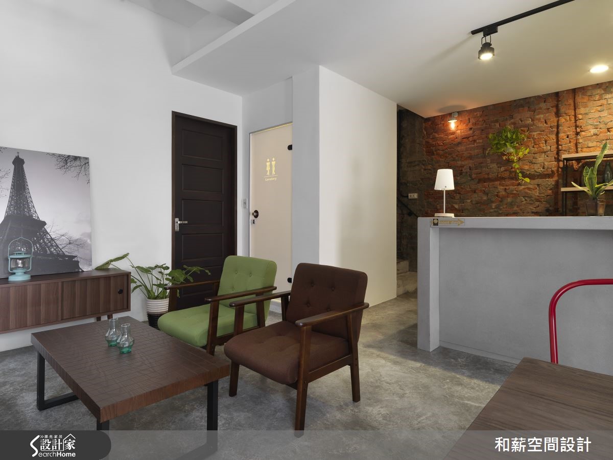 台東,有老榮民的白色陋屋,位於台中,也有著一間與老