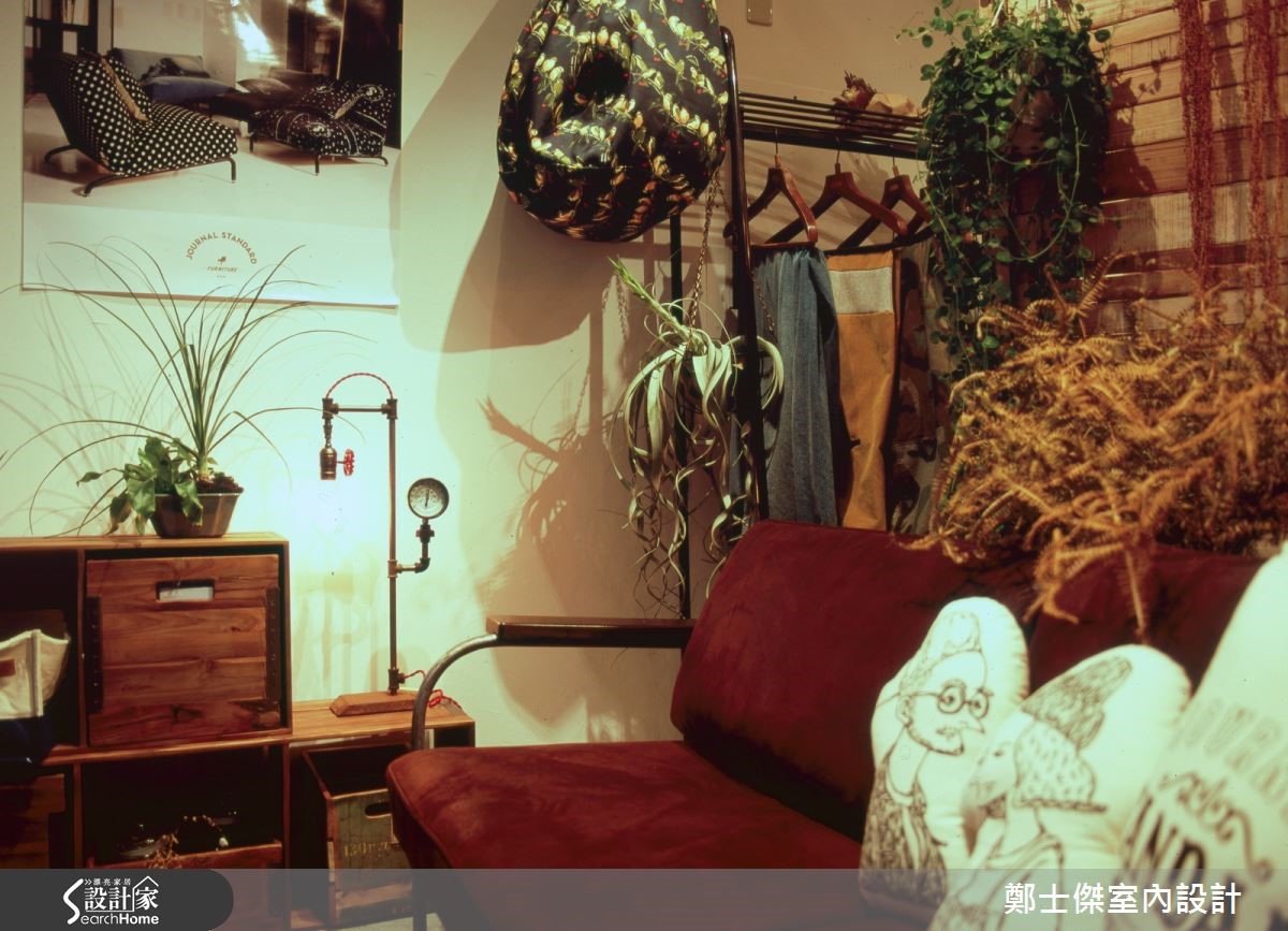 誰說一定要在整齊排滿各式各樣家具的店裡挑家具?答案