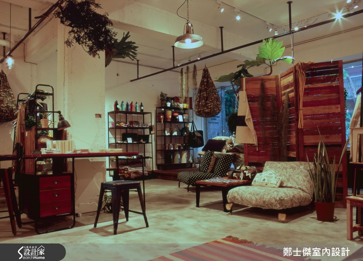 誰說一定要在整齊排滿各式各樣家具的店裡挑家具?答案