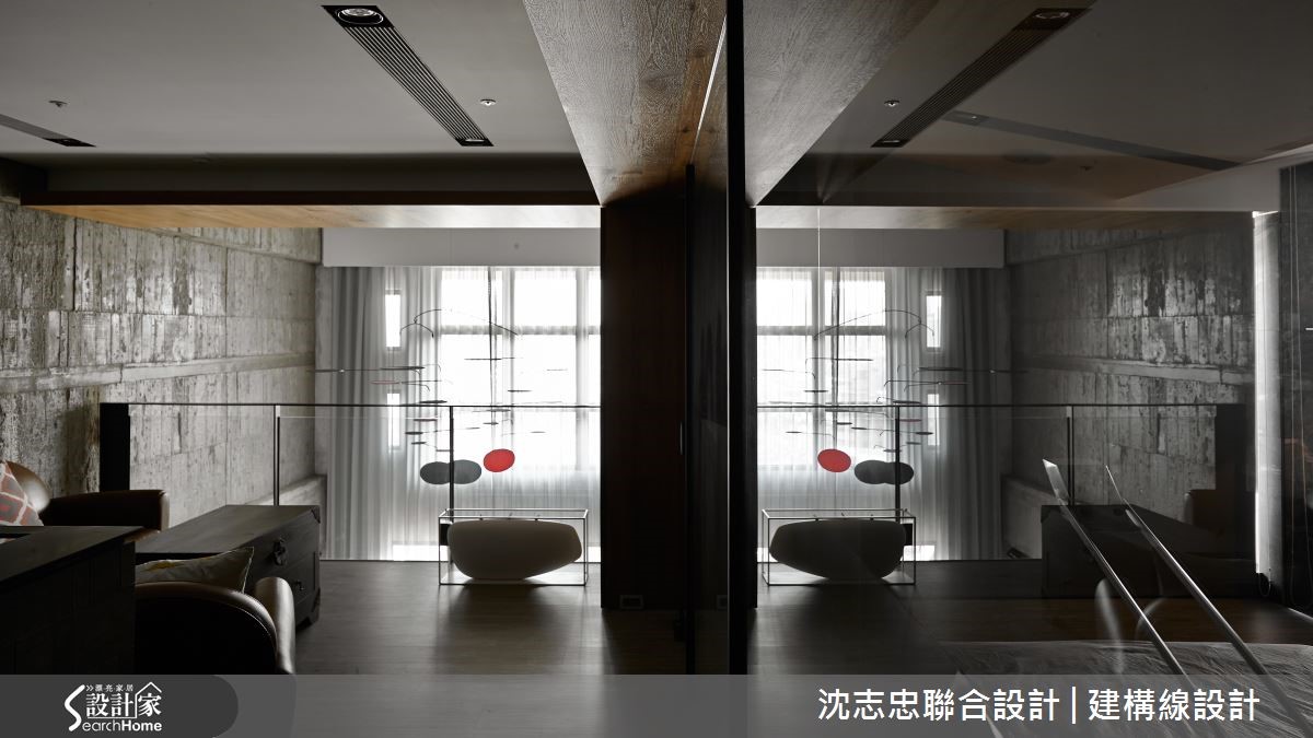 水泥與木質與黑鐵,相映成趣。清玻璃隔起起居與主臥空間,光自然灑落,凝結家獨有的氛圍。 水泥與木質與黑鐵,相映成趣。清玻璃隔起起居與主臥空間,光自然灑落,凝結家獨有的氛圍。