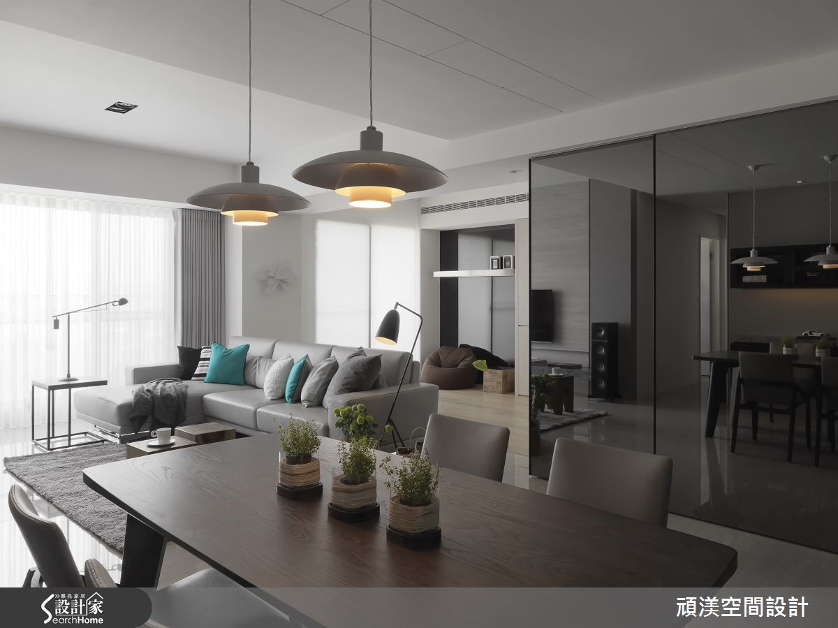 設計師保留新成屋內最具代表性的純白壁面,僅在天花板