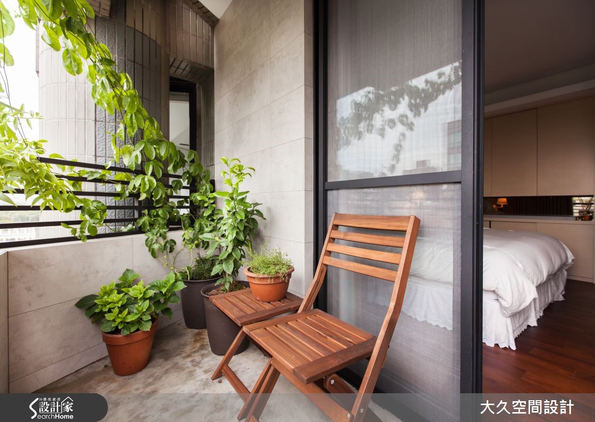 位於台北市區的近 40 坪簡約風居宅,在極具透明感的空