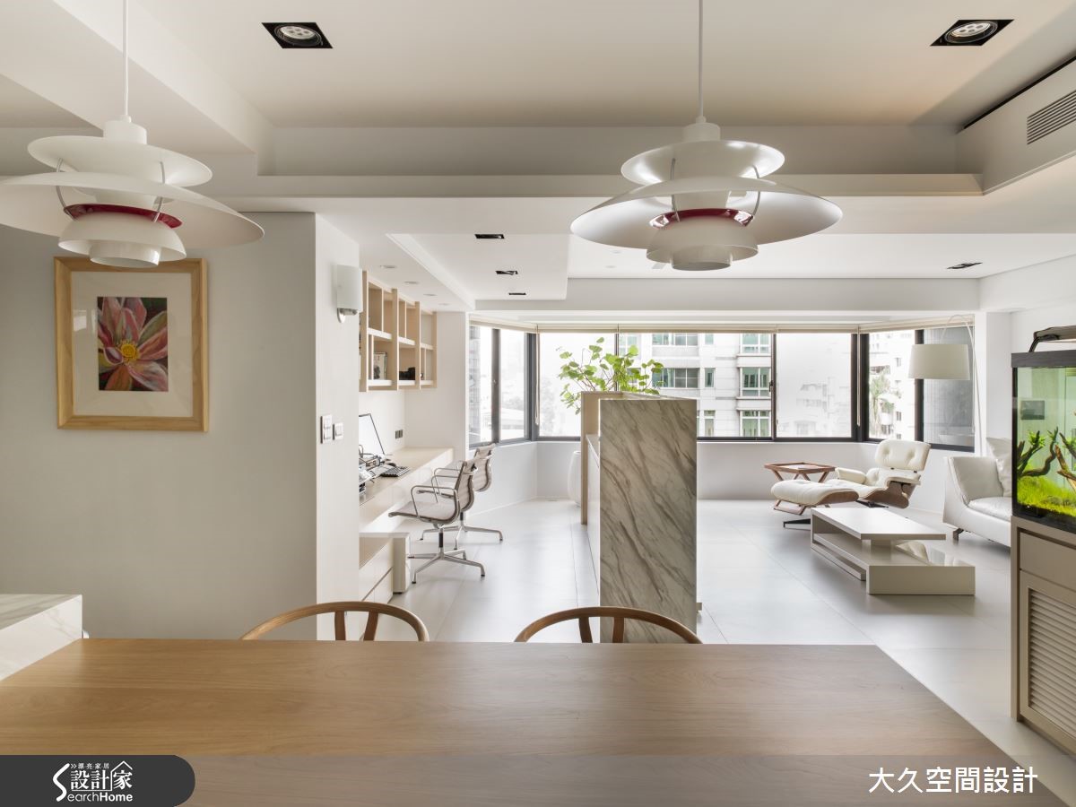 位於台北市區的近 40 坪簡約風居宅,在極具透明感的空