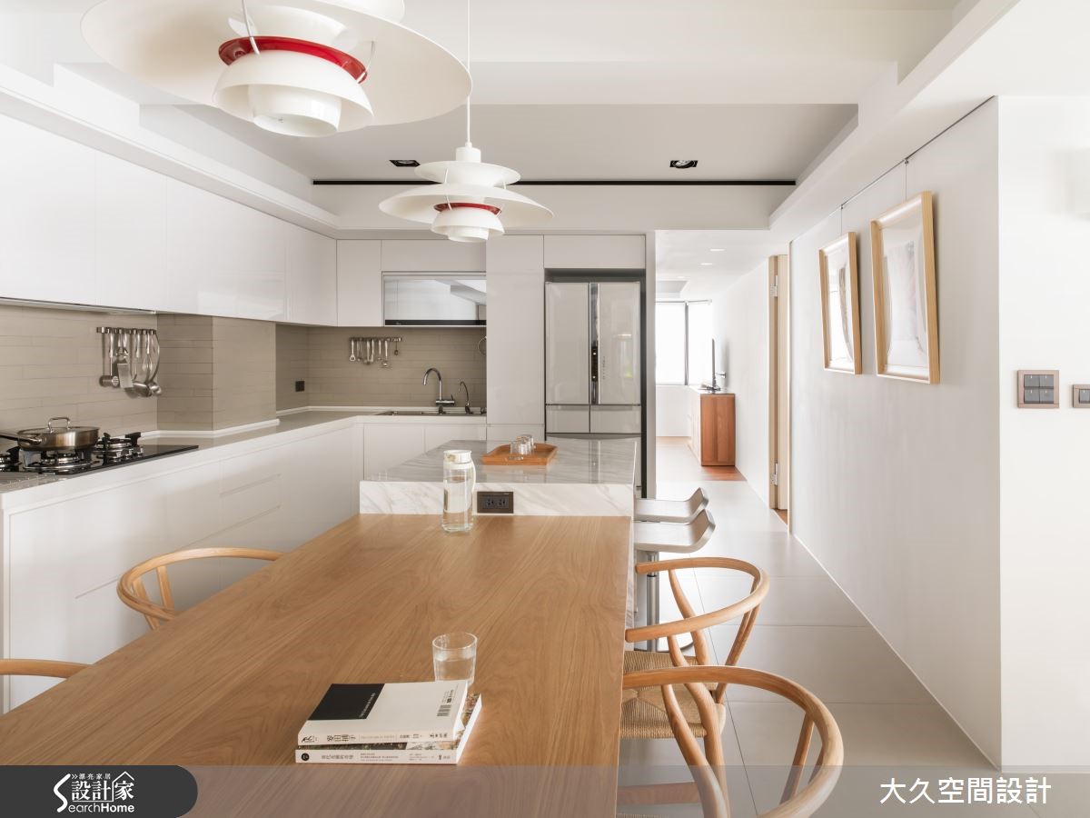 位於台北市區的近 40 坪簡約風居宅,在極具透明感的空