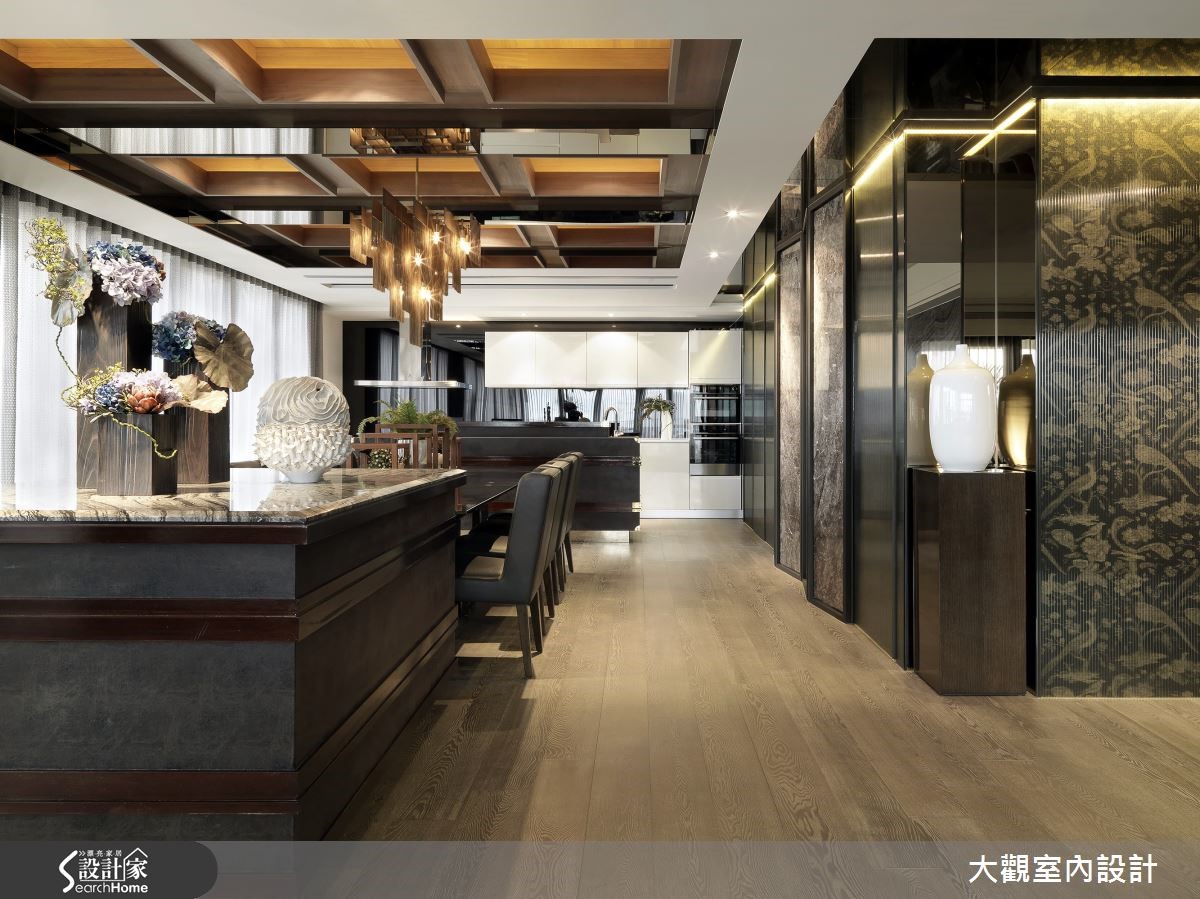 步入位於台北市中山區的大樓接待中心,全室鋪設木地板