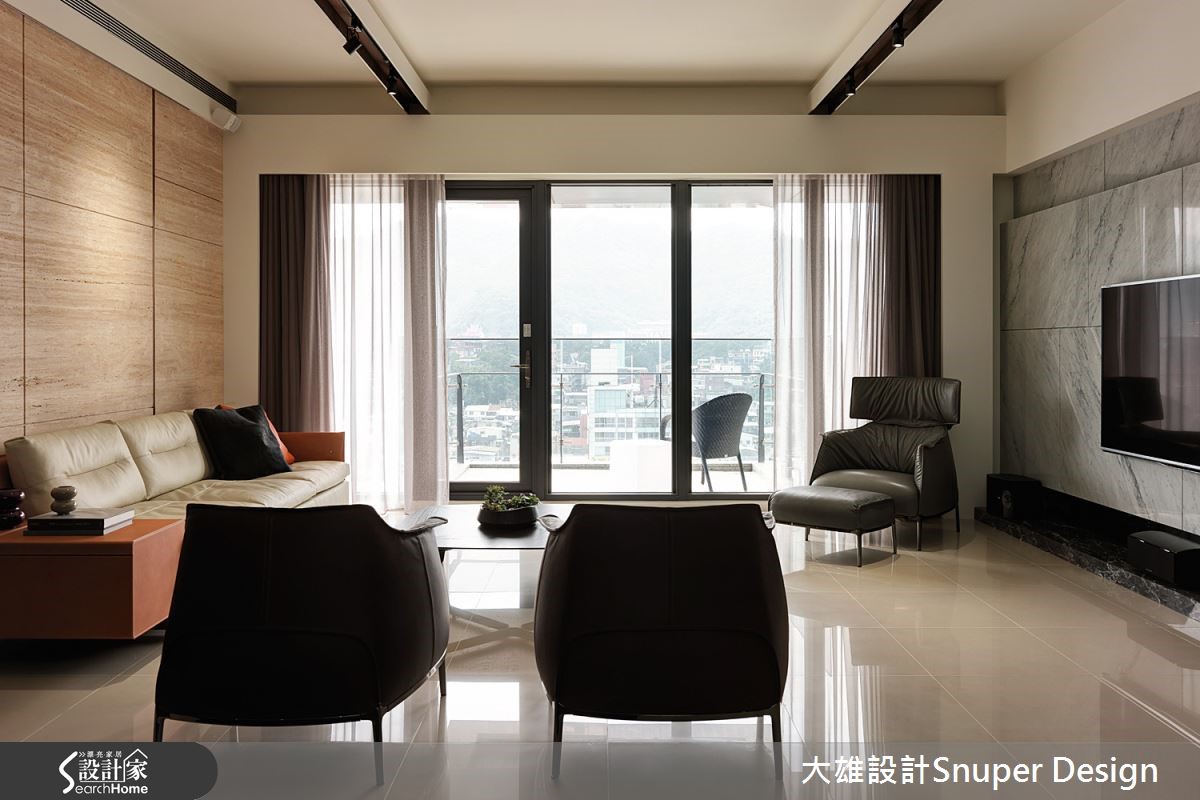 將採光及臨窗區域均保留給客廳空間,同時整合娛樂室和餐廳機能,使退休宅在使用上保留賓客來訪時便於享受的暢快節奏。 將採光及臨窗區域均保留給客廳空間,同時整合娛樂室和餐廳機能,使退休宅在使用上保留賓客來訪時便於享受的暢快節奏。