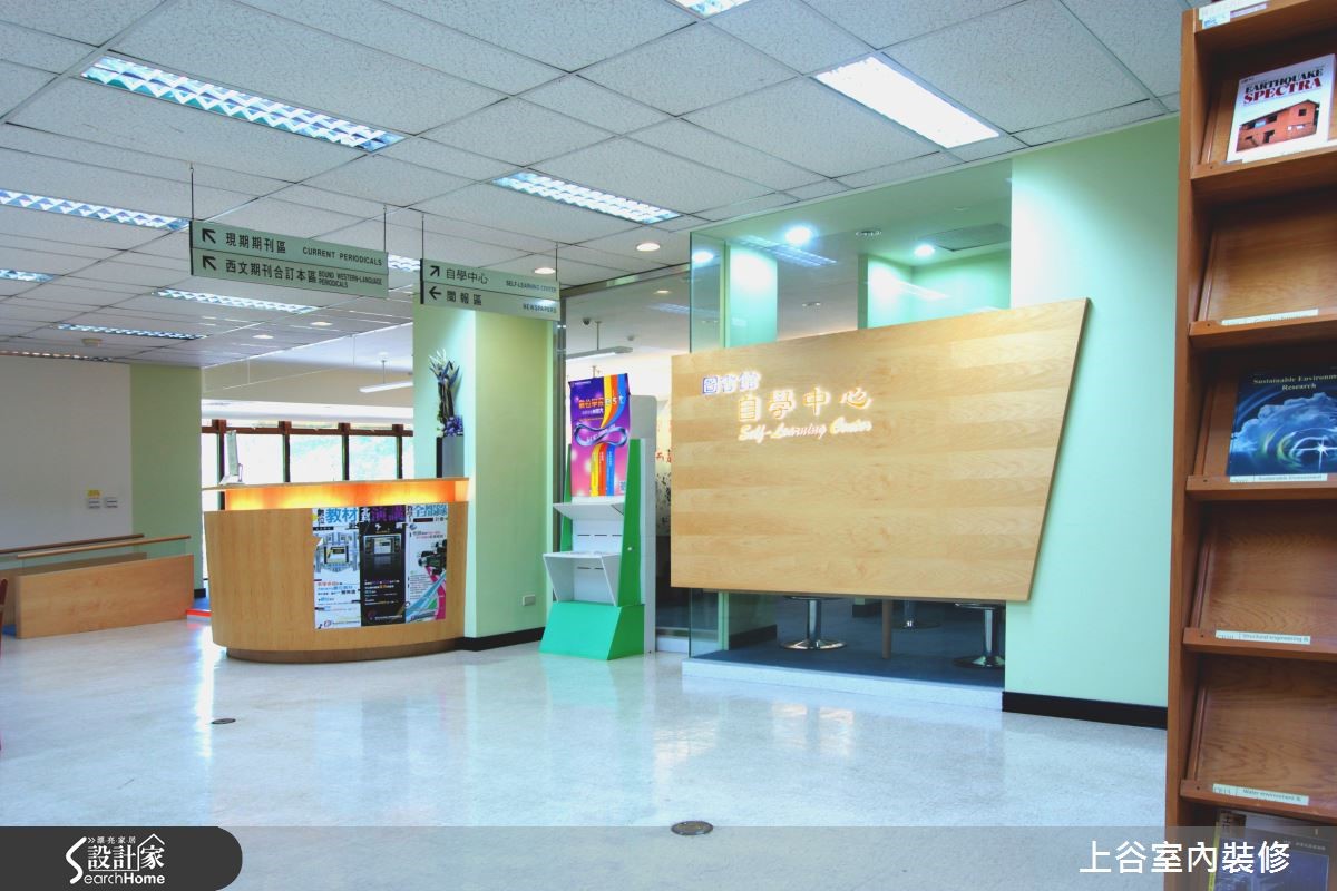 圖書館內充滿綠意與陽光的靜謐角落,有著一個提供學生