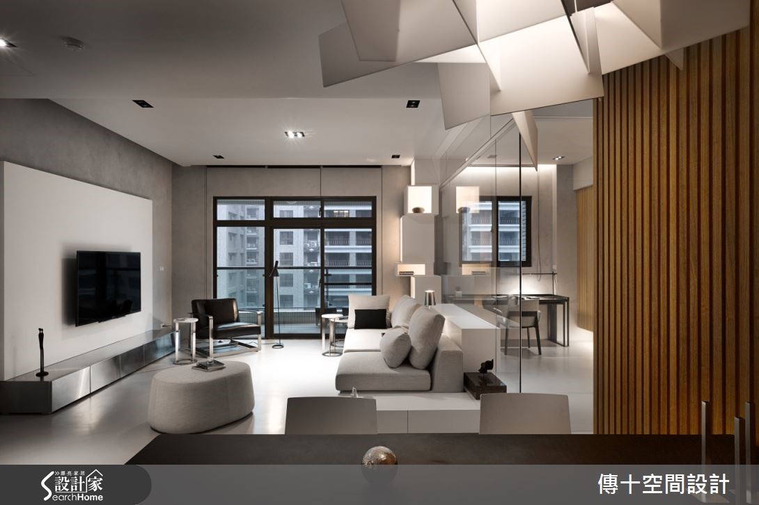 以沉靜的灰色為基底,並在地板和牆面使用進口塗料,彰顯灰色的層次感,沙發背牆在為了達到清、透,並釋放格局的目的選用透明清玻璃,使公共空間在視覺上達到放大的效果。 以沉靜的灰色為基底,並在地板和牆面使用進口塗料,彰顯灰色的層次感,沙發背牆在為了達到清、透,並釋放格局的目的選用透明清玻璃,使公共空間在視覺上達到放大的效果。