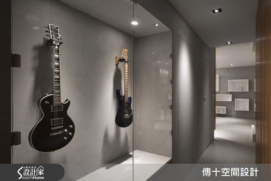 因應屋主的喜好,在走廊上設置吉他展示櫃,讓設計和屋主更有互動,並讓走廊空間有了活潑的端景。 因應屋主的喜好,在走廊上設置吉他展示櫃,讓設計和屋主更有互動,並讓走廊空間有了活潑的端景。