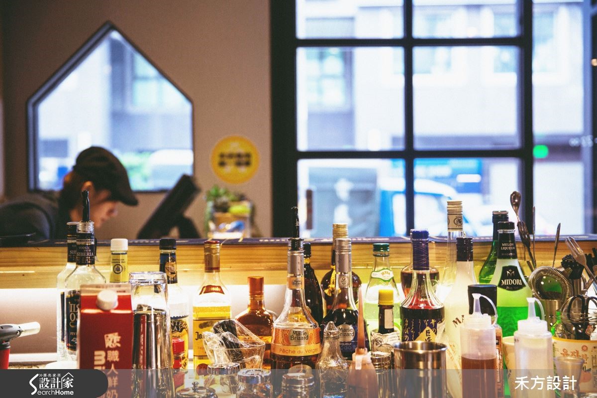 位於新竹市東區的 60 坪 Loft 風小酒館名為「EISEN bi