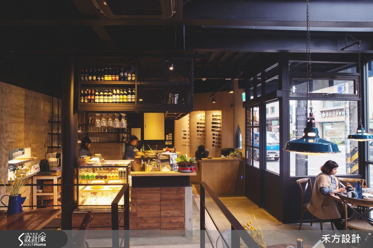 位於新竹市東區的 60 坪 Loft 風小酒館名為「EISEN bi
