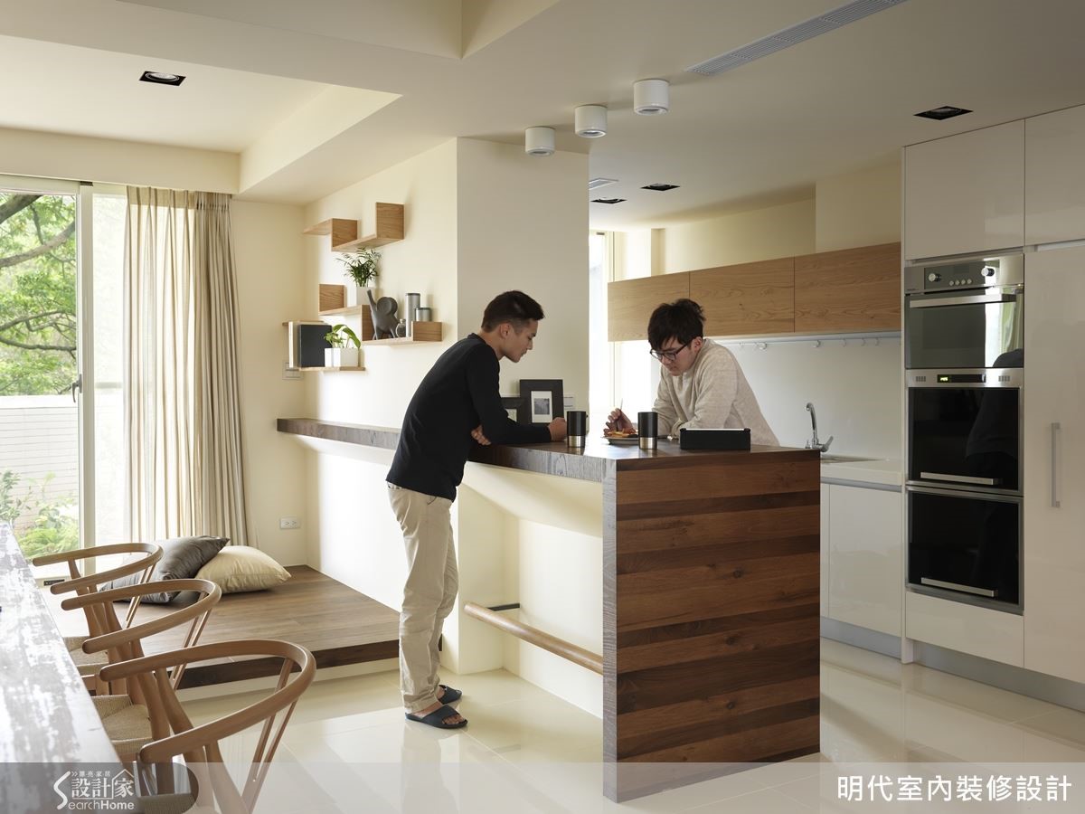 造形簡單的中島隔開餐廚空間,這裡是年輕一代喝咖啡吃輕食的好地方。 造形簡單的中島隔開餐廚空間,這裡是年輕一代喝咖啡吃輕食的好地方。