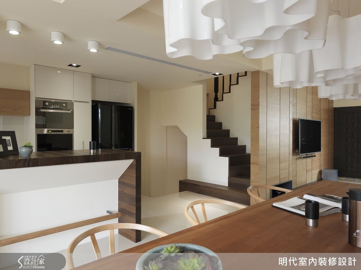 幾年後準備退休的屋主夫妻,買下這棟透天別墅,除了作