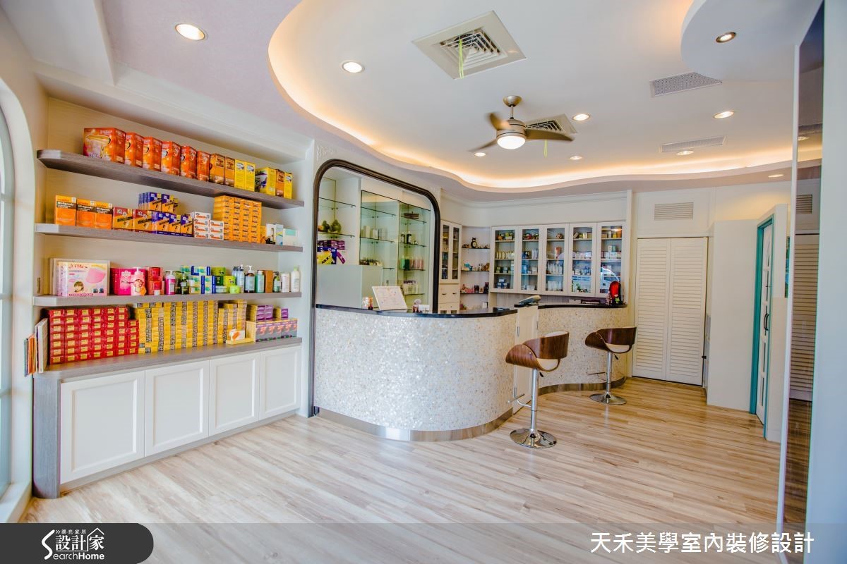 櫃檯與天花板造型以波浪線條打造而成,呼應了店面外觀的海洋意象,結合間接燈光設計,讓整體空間氛圍更加溫暖柔美。 櫃檯與天花板造型以波浪線條打造而成,呼應了店面外觀的海洋意象,結合間接燈光設計,讓整體空間氛圍更加溫暖柔美。