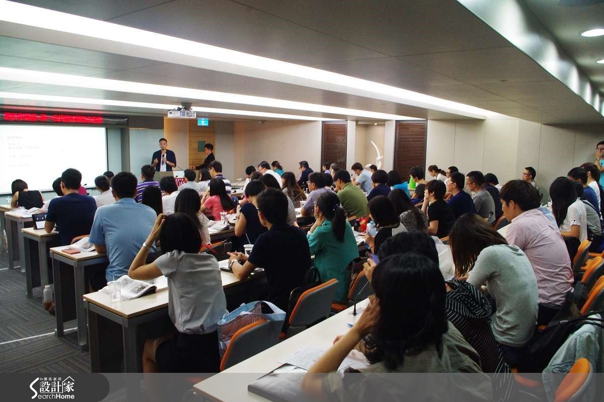 「第一次找設計師的必修課講座」獲得民眾熱烈參與,現場位置完全坐滿。 「第一次找設計師的必修課講座」獲得民眾熱烈參與,現場位置完全坐滿。