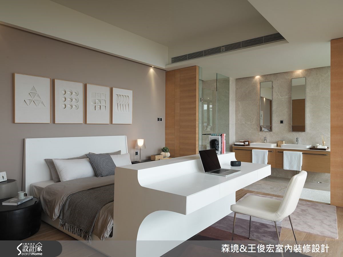 主臥室,特殊造型床具是設計師因空間坐落獨有海景條件下的設計,讓主人能無時無刻享盡自然無限之美。 主臥室,特殊造型床具是設計師因空間坐落獨有海景條件下的設計,讓主人能無時無刻享盡自然無限之美。