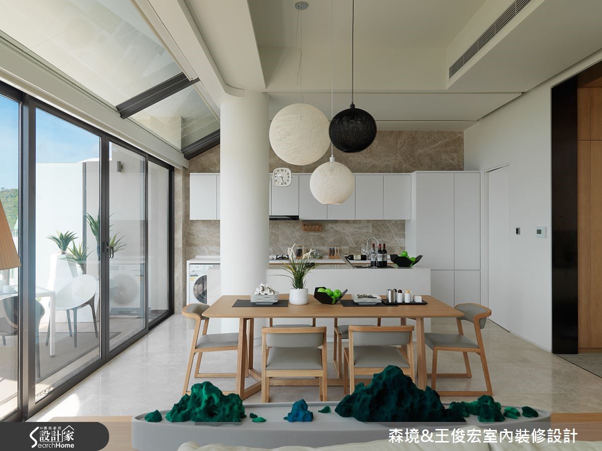餐廚空間,結構柱以圓代方修飾原始造型,呼應戶外圓弧海岸,同時搭載完整收納機能,上櫃直線延續,中島貫穿圓柱,帶出空間延伸感受。 餐廚空間,結構柱以圓代方修飾原始造型,呼應戶外圓弧海岸,同時搭載完整收納機能,上櫃直線延續,中島貫穿圓柱,帶出空間延伸感受。
