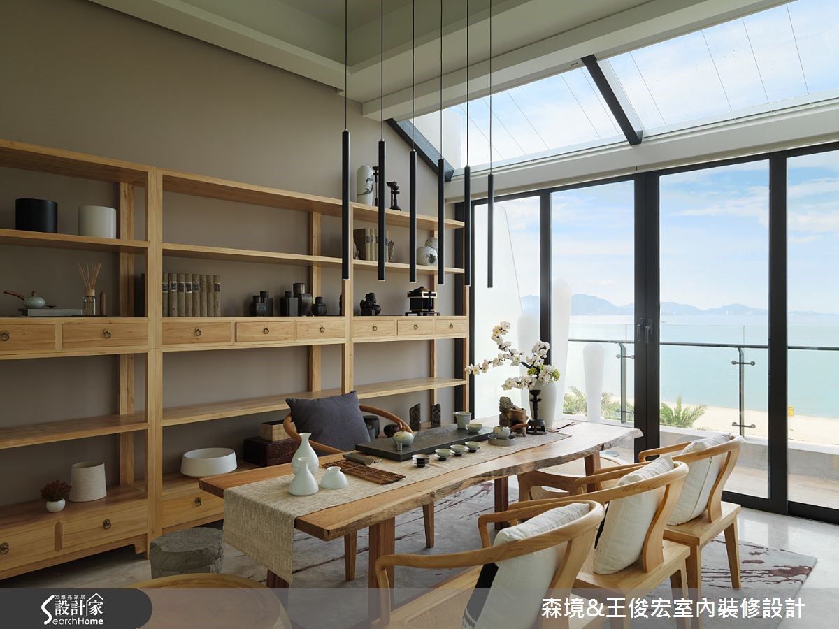 茶堂,中西相融的場域,以線條簡約的東方壁櫃、家具與隨形木桌,用淺色系調和東方濃烈,混合出別具人文風韻的西式東方茶堂。 茶堂,中西相融的場域,以線條簡約的東方壁櫃、家具與隨形木桌,用淺色系調和東方濃烈,混合出別具人文風韻的西式東方茶堂。