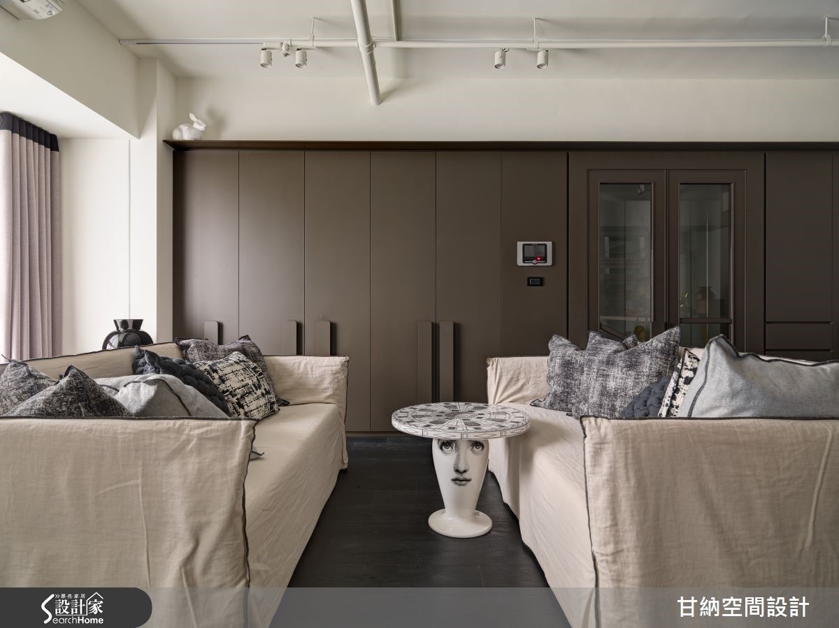 在新北市三峽區的 30 坪混搭宅裡,設計師注入專屬於男