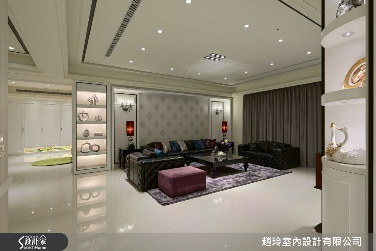 進門玄關及公私領域以一座帶有新古典元素的拱門分離,拱門後方並另外設有起居室。 進門玄關及公私領域以一座帶有新古典元素的拱門分離,拱門後方並另外設有起居室。