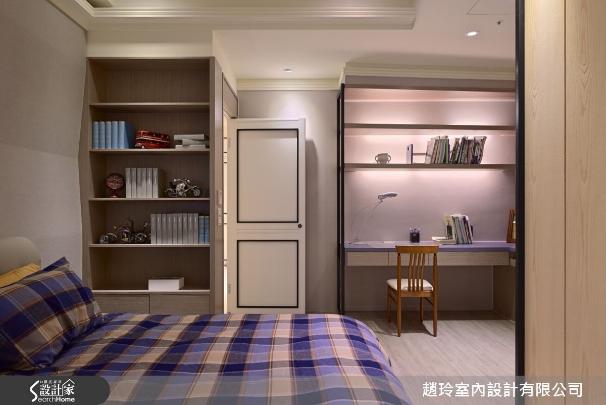 男孩房則還給男生現代俐落的設計,色彩以大地色系搭配上黑色不鏽鋼收邊為主軸,牆壁以曲折角度搭配上光源設計,給牆面自然不做作的表情,書櫃則以獨特的梯形角度增加趣味。 男孩房則還給男生現代俐落的設計,色彩以大地色系搭配上黑色不鏽鋼收邊為主軸,牆壁以曲折角度搭配上光源設計,給牆面自然不做作的表情,書櫃則以獨特的梯形角度增加趣味。
