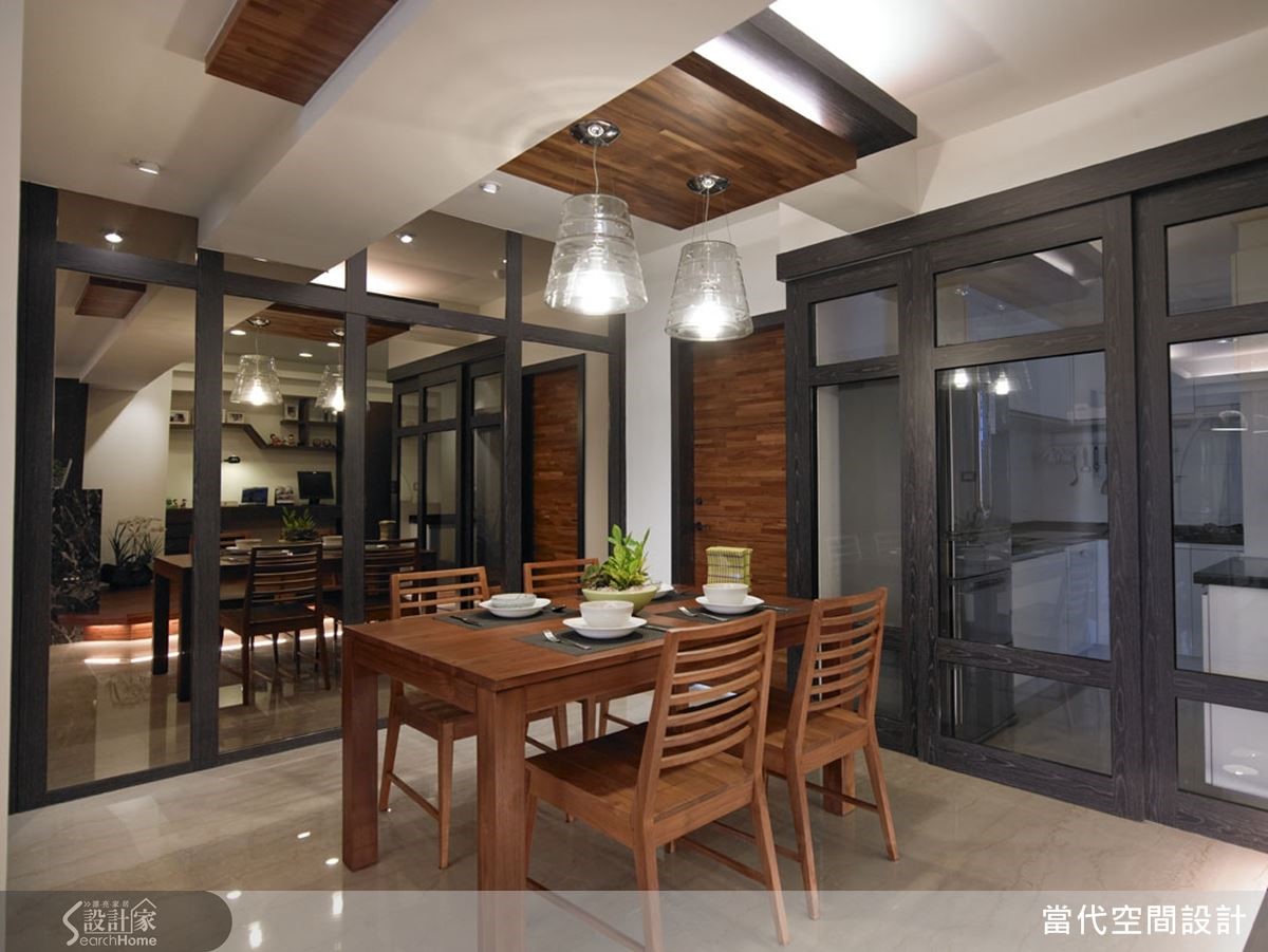 廚房與餐廳之間以清玻璃作為區隔,讓採光也能均勻分布進入廚房內。 廚房與餐廳之間以清玻璃作為區隔,讓採光也能均勻分布進入廚房內。