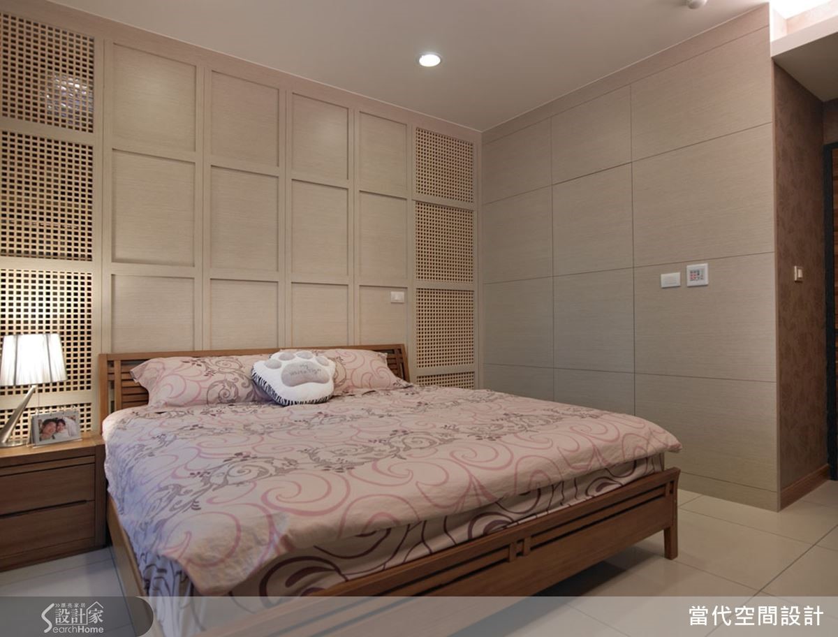 床頭牆面兼具隱藏門片以及讓更衣室通風的效果,可以說是一舉兩得。 床頭牆面兼具隱藏門片以及讓更衣室通風的效果,可以說是一舉兩得。