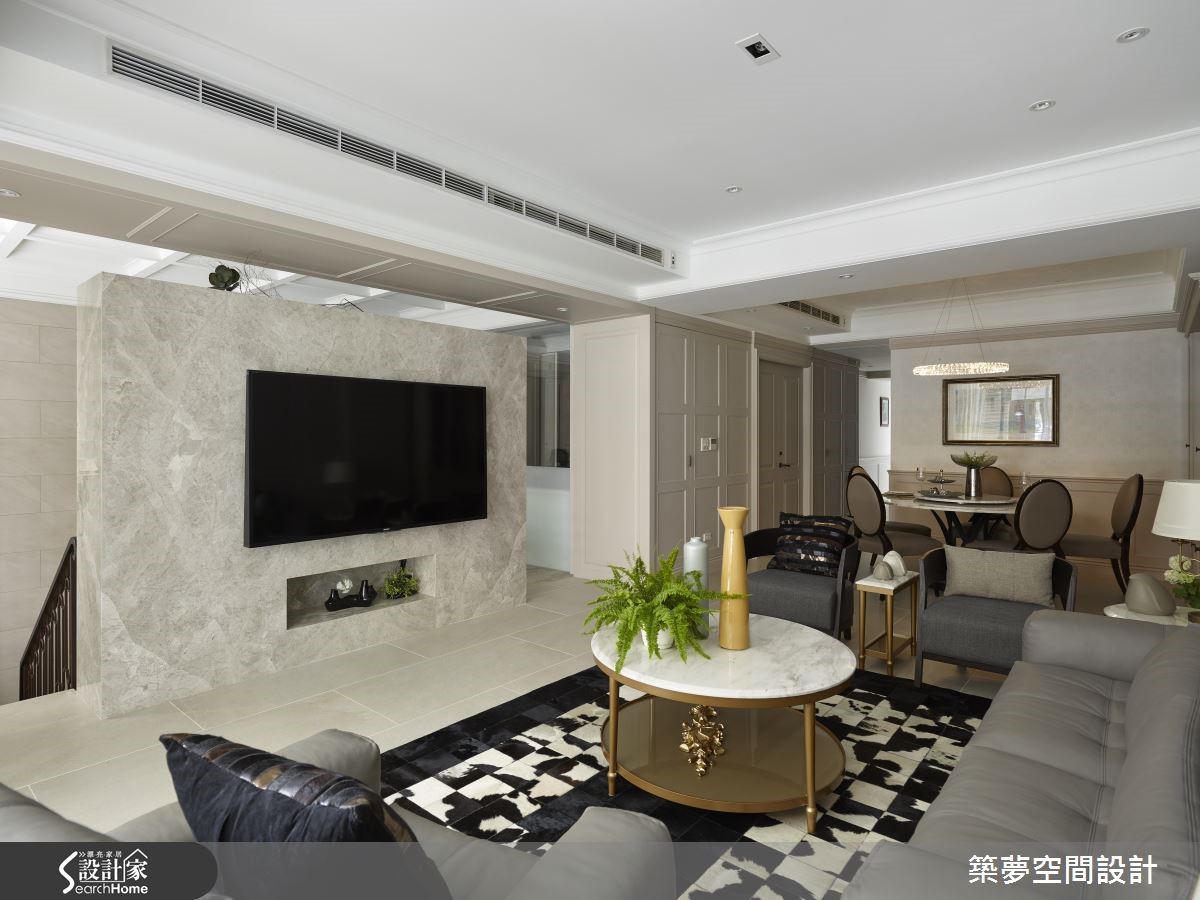 客廳大理石電視牆平行結構柱,不阻撓光的動線,身兼一體兩用的書牆,規劃出半開放式書房。餐廳以歐式簡約的古典傢具,強化新古典的空間風韻,一旁連結主臥的雙開門更是放大空間感的關鍵設計。 客廳大理石電視牆平行結構柱,不阻撓光的動線,身兼一體兩用的書牆,規劃出半開放式書房。餐廳以歐式簡約的古典傢具,強化新古典的空間風韻,一旁連結主臥的雙開門更是放大空間感的關鍵設計。