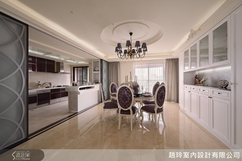 餐廚區以玻璃拉門為界,設計師找來專門廠商將它變薄,雕花以壁貼方式呈現輕盈,讓它不占空間,也減少大門片的厚重感。 餐廚區以玻璃拉門為界,設計師找來專門廠商將它變薄,雕花以壁貼方式呈現輕盈,讓它不占空間,也減少大門片的厚重感。