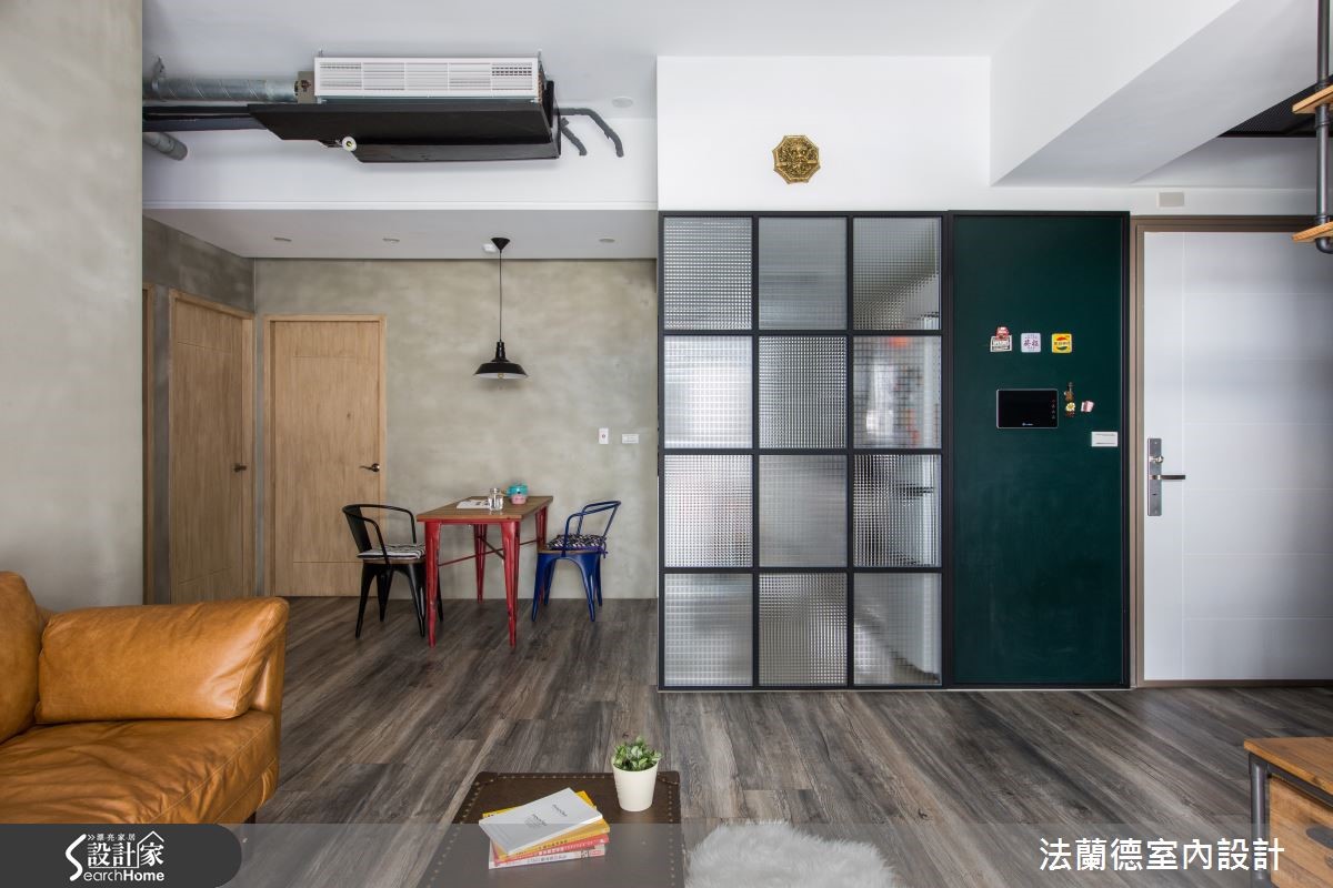 身為機師的男主人因為工作機會常遊歷世界各地,也因此