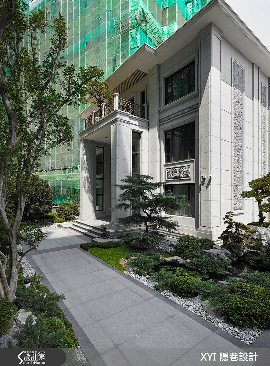 博物館般莊嚴的建築外觀,用簡約線條及自然石頭的鑿面,及乾淨俐落的顏色打造而成,建築物高度的設計上,則採以 3.3 米接近挑高的高度,讓三層樓建築看起來獨具氣勢。 博物館般莊嚴的建築外觀,用簡約線條及自然石頭的鑿面,及乾淨俐落的顏色打造而成,建築物高度的設計上,則採以 3.3 米接近挑高的高度,讓三層樓建築看起來獨具氣勢。