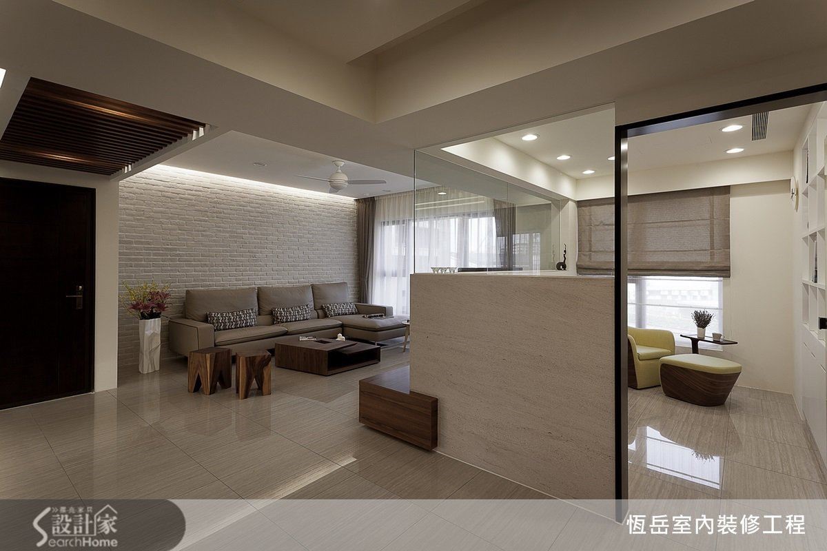 工作室使用半高牆與玻璃隔間,使與客廳餐廳的穿透性良好。 工作室使用半高牆與玻璃隔間,使與客廳餐廳的穿透性良好。