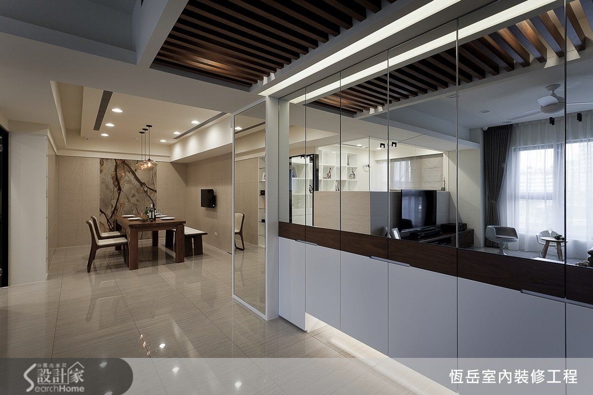 玄關加入反射鏡,可以拓展空間,又隱藏結構的缺陷。 玄關加入反射鏡,可以拓展空間,又隱藏結構的缺陷。