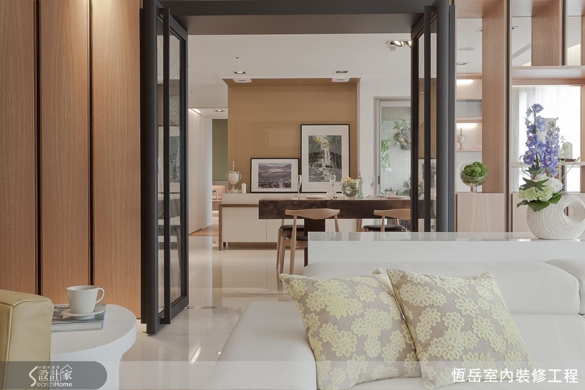 靠窗的展示櫃採用穿透手法處理,避免中斷窗景。 靠窗的展示櫃採用穿透手法處理,避免中斷窗景。
