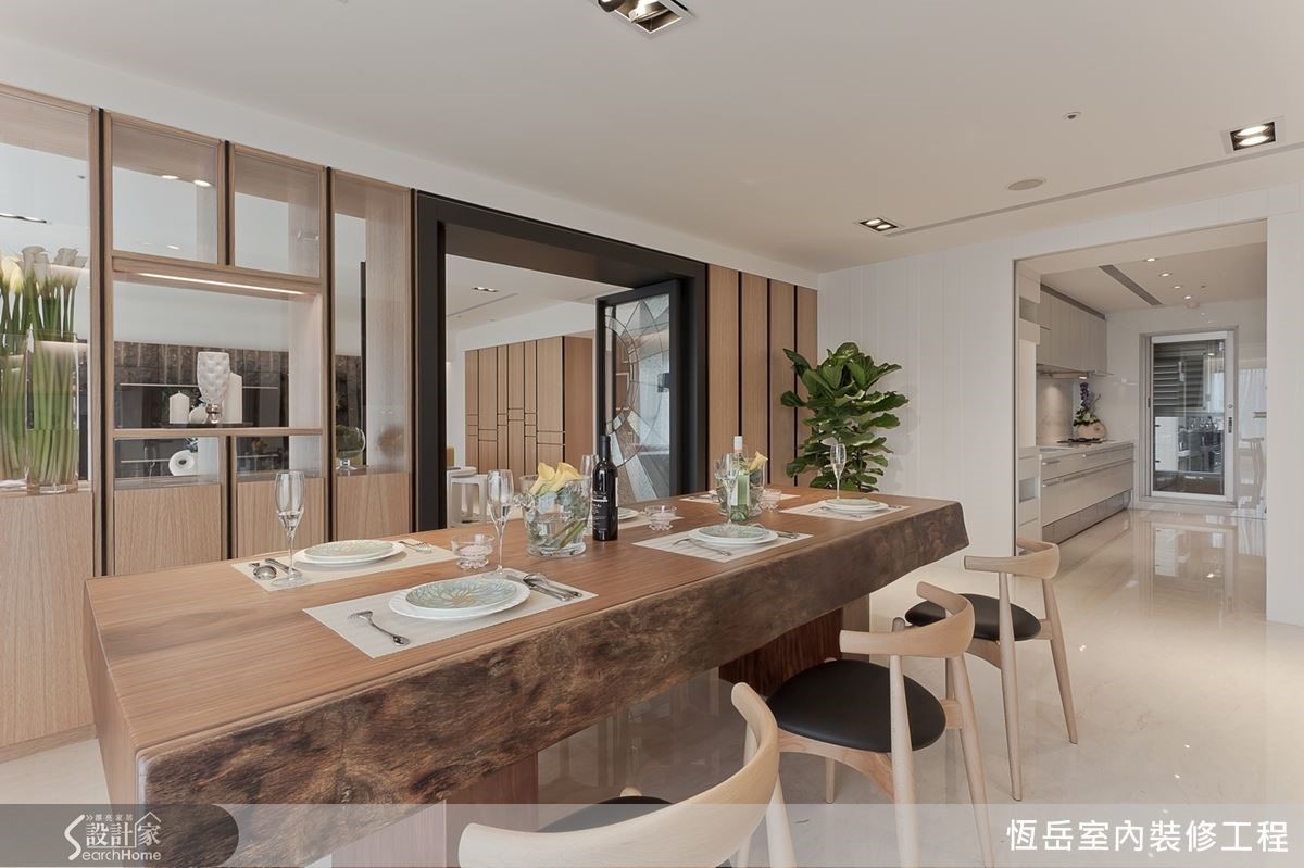 餐廳的餐桌為屋主最愛, 18 公分厚的緬甸柚木打造。 餐廳的餐桌為屋主最愛, 18 公分厚的緬甸柚木打造。
