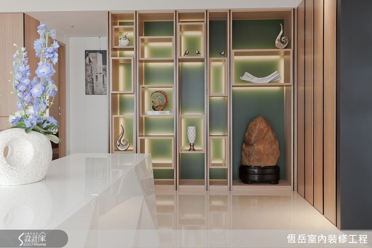 幾何造型的展示牆使用綠色與燈光襯底,可以突顯收藏,又能呼應自然。 幾何造型的展示牆使用綠色與燈光襯底,可以突顯收藏,又能呼應自然。