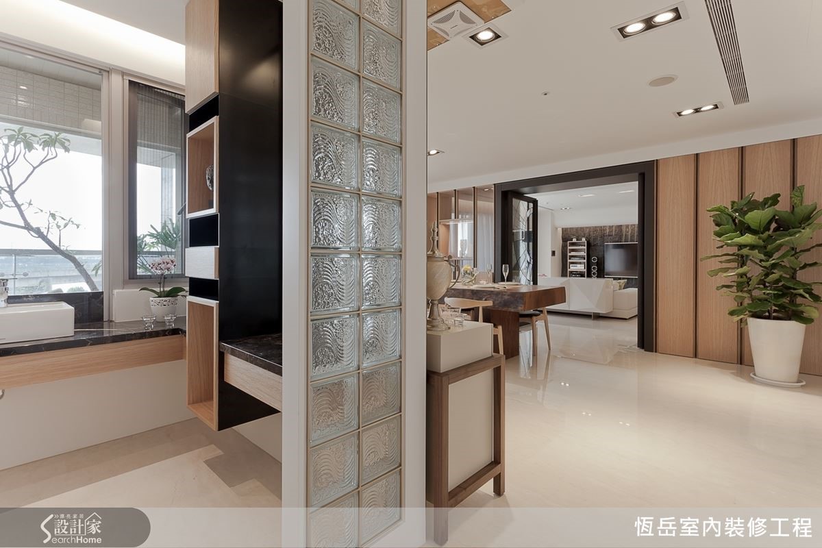 餐廳後面的廁間,使用玻璃磚牆取代屏風,可以收到採光效果。 餐廳後面的廁間,使用玻璃磚牆取代屏風,可以收到採光效果。