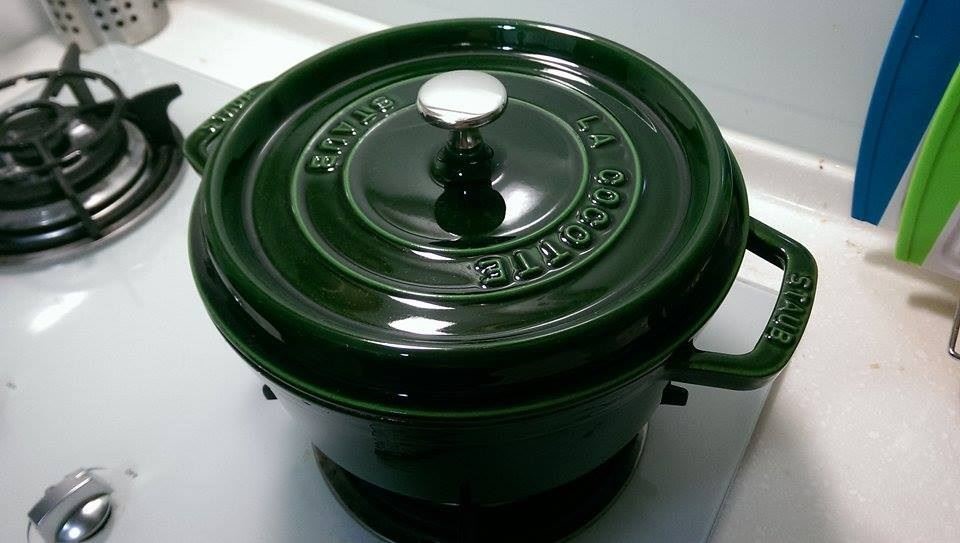 STAUB 24CM 圓形鑄鐵湯鍋 圖片提供_Martin Su STAUB 24CM 圓形鑄鐵湯鍋 圖片提供_Martin Su