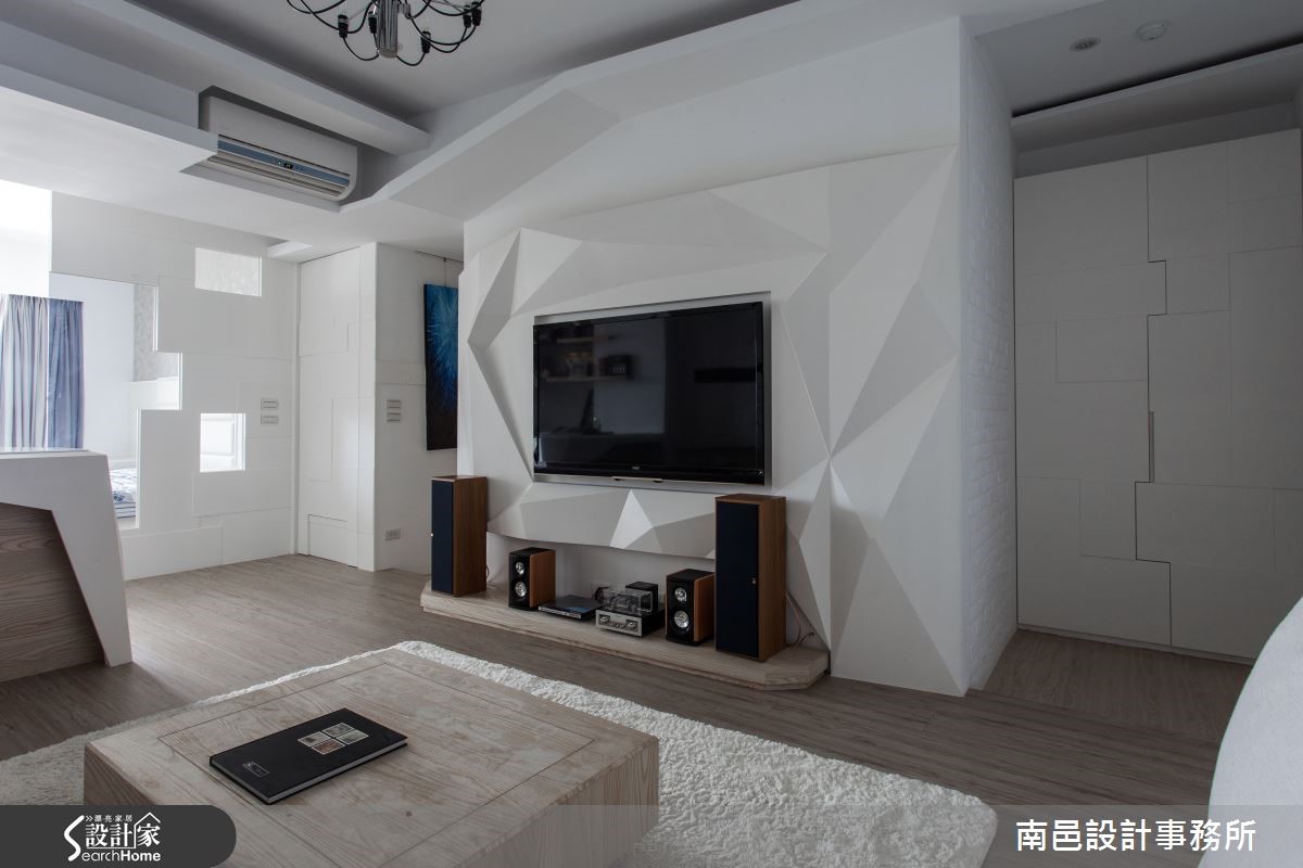 座落於桃園市的 15 坪的老屋,室內樑柱過低,且廁所、