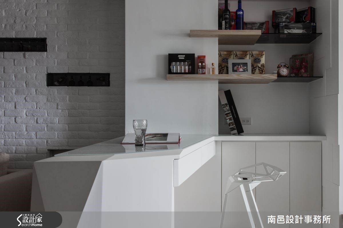 座落於桃園市的 15 坪的老屋,室內樑柱過低,且廁所、