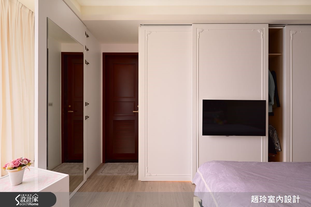 設計師善用專屬新古典平衡對襯、雍容典麗的特性,烘托