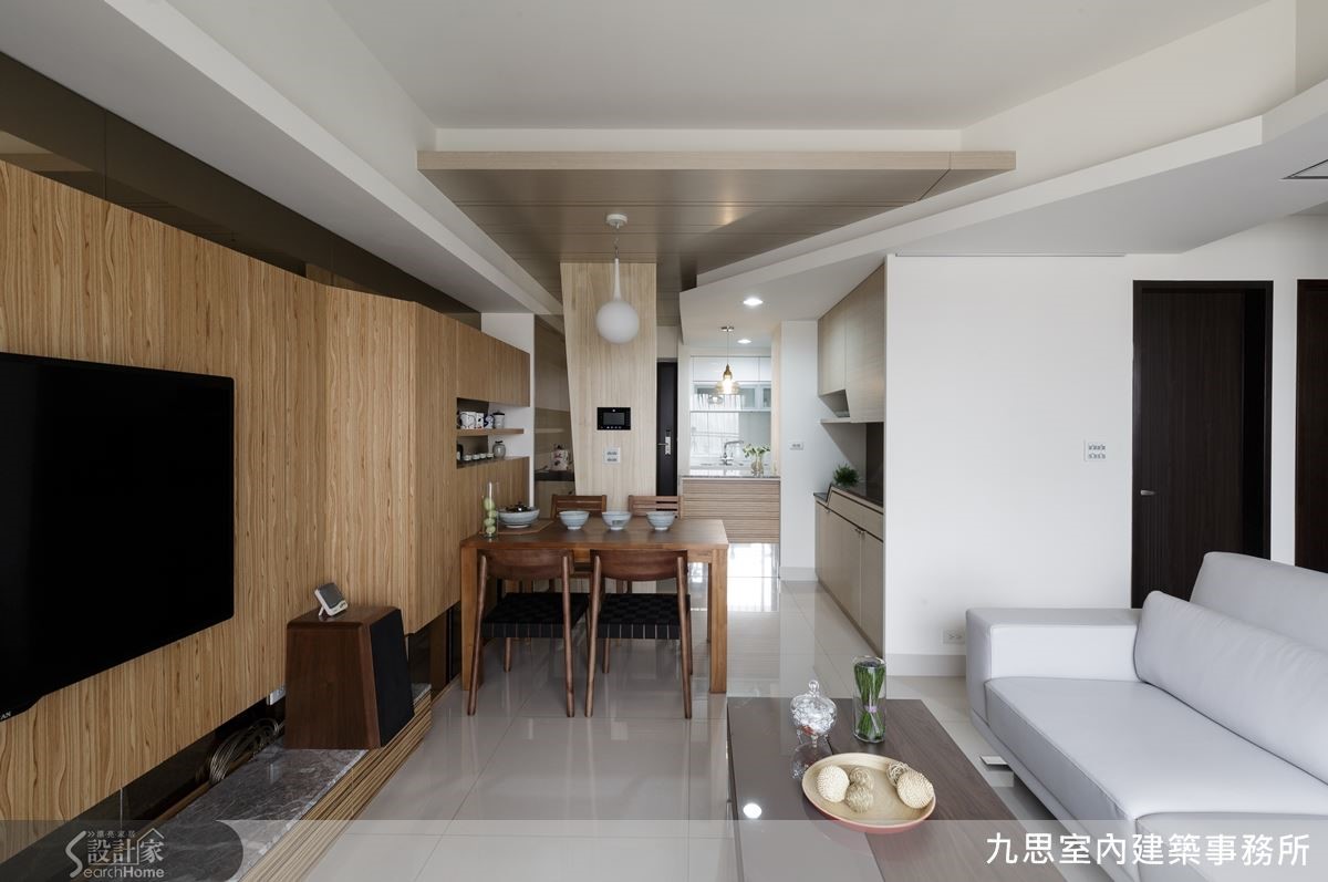 透過幾何天花板延伸與屏風遮掩,讓開放玄關、餐廳與客廳各如其分地界定區域。 透過幾何天花板延伸與屏風遮掩,讓開放玄關、餐廳與客廳各如其分地界定區域。