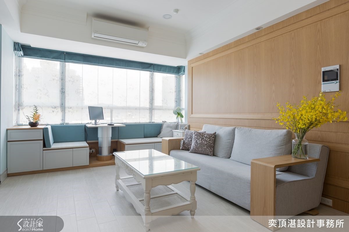 大開窗的臥榻引入滿室陽光,並運用海洋藍色的羅馬簾與同色系的靠枕,在這裡營造出小希臘的悠閒。 大開窗的臥榻引入滿室陽光,並運用海洋藍色的羅馬簾與同色系的靠枕,在這裡營造出小希臘的悠閒。