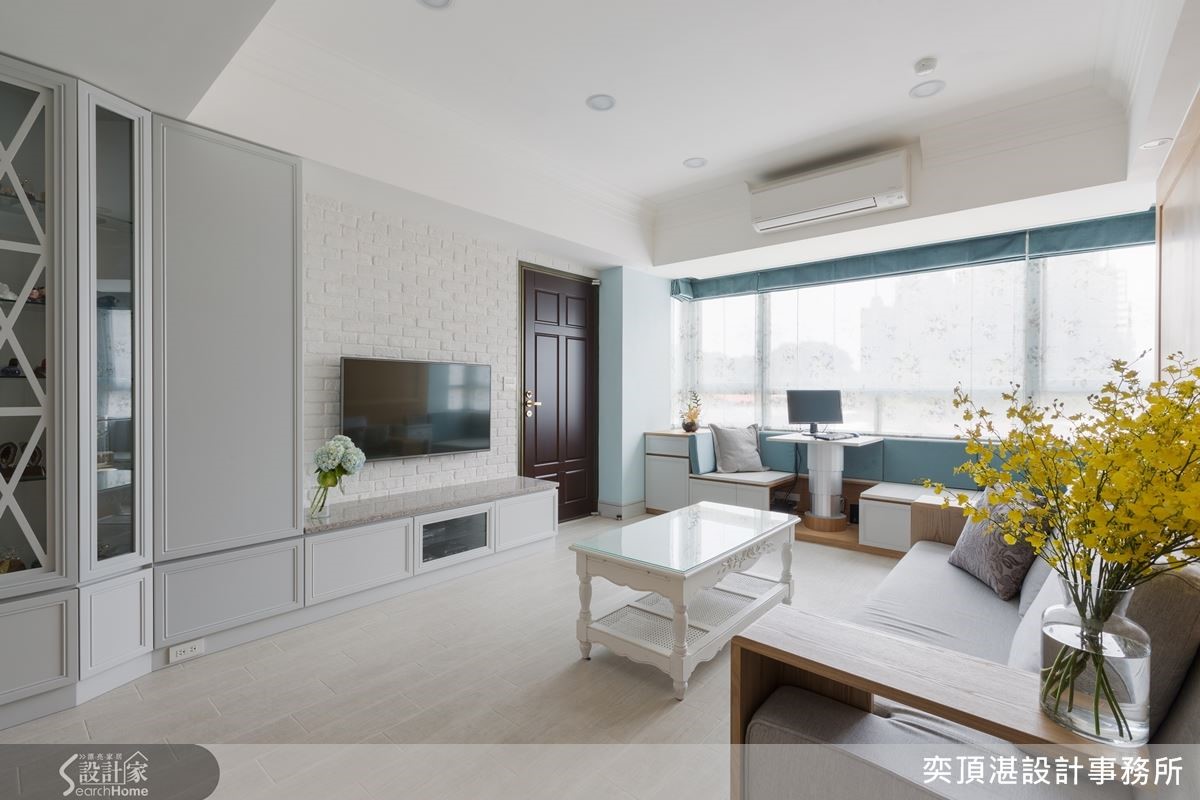 以淺灰色壁面、文化石牆打造的電視牆與淺色家具營造出老前起居空間的舒適與放鬆的氛圍,讓生活的每一分每一秒都是悠閒的氣氛。 以淺灰色壁面、文化石牆打造的電視牆與淺色家具營造出老前起居空間的舒適與放鬆的氛圍,讓生活的每一分每一秒都是悠閒的氣氛。