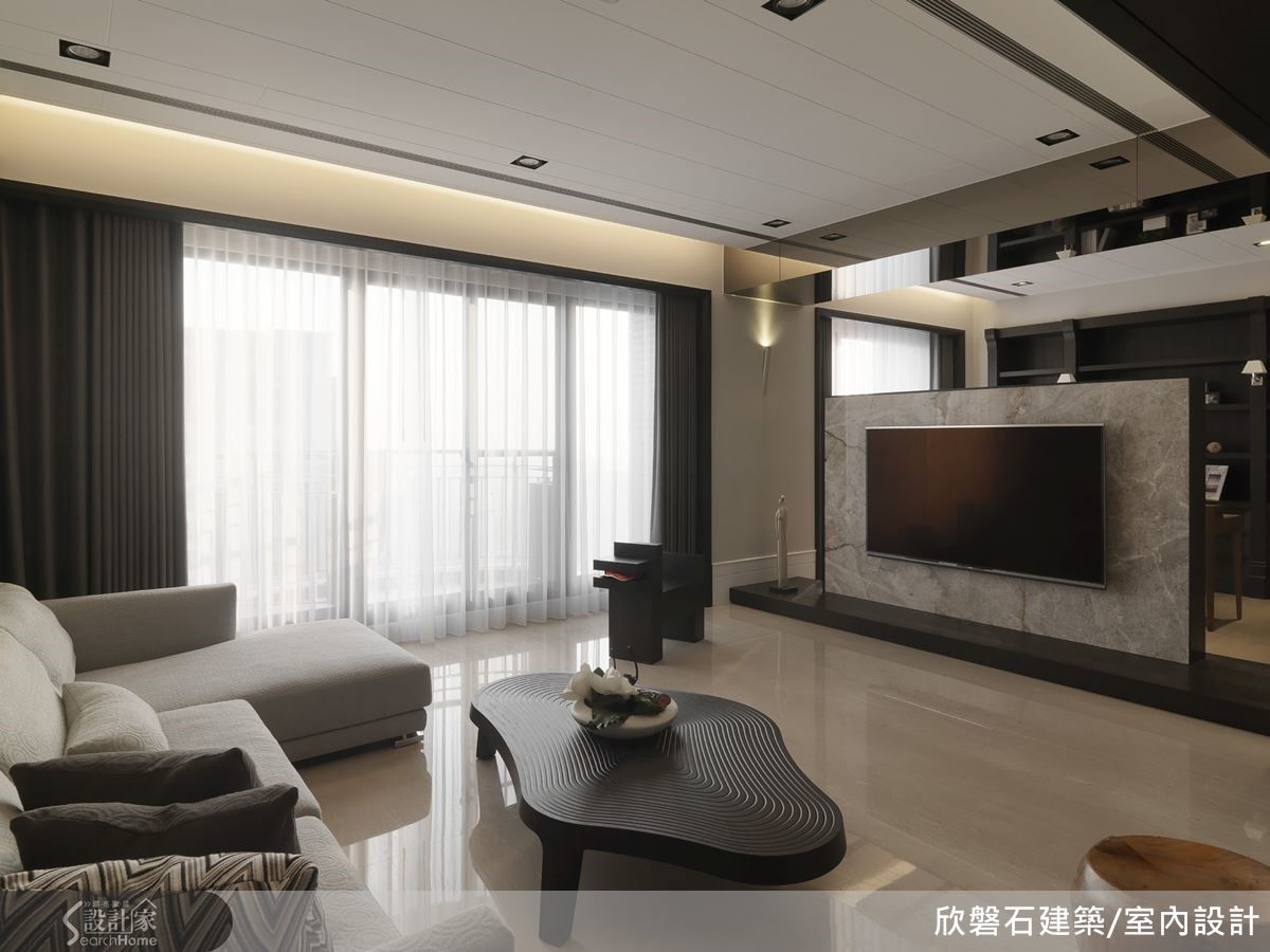 敲掉房間隔牆,改以造型屏風來打造電視牆,讓原先略嫌窄矮的客廳也能擁有開闊、舒適的視野。 敲掉房間隔牆,改以造型屏風來打造電視牆,讓原先略嫌窄矮的客廳也能擁有開闊、舒適的視野。