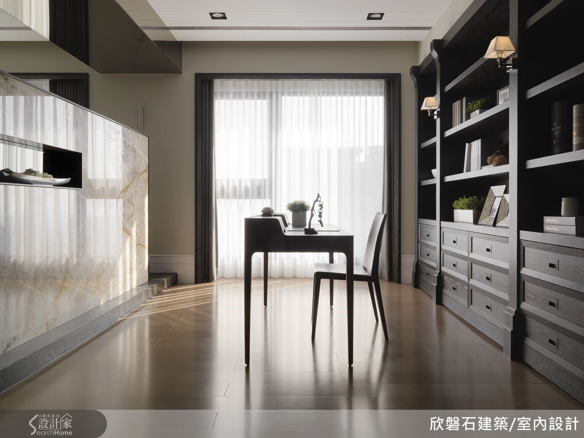 簡約的書桌,搭配整牆書櫃,兼顧美感與機能。 簡約的書桌,搭配整牆書櫃,兼顧美感與機能。