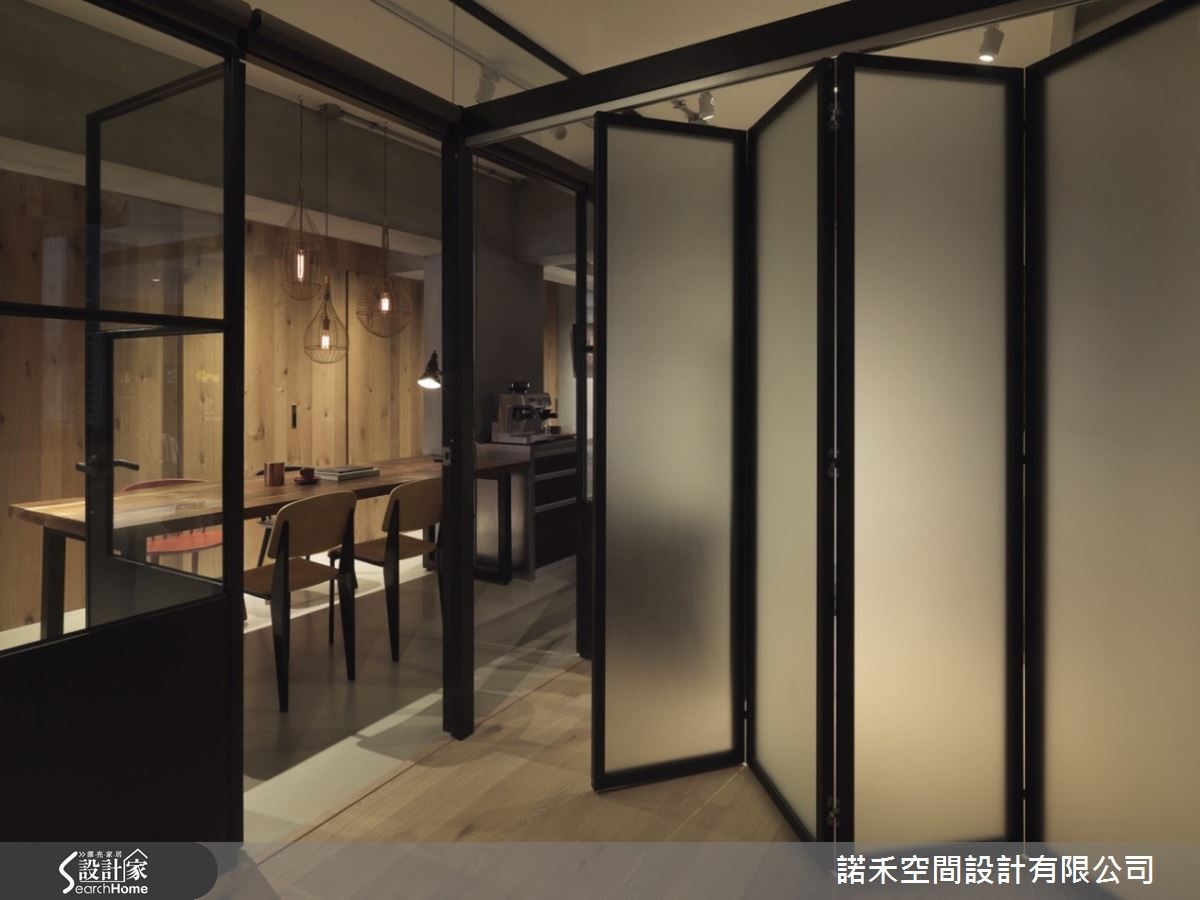 一旁清玻璃窗格鐵門視角以同水泥材質延伸,建構起居室,內載活動折疊門讓空間劃分為二,成就豐富實用性,同時穿透放大空間感。 一旁清玻璃窗格鐵門視角以同水泥材質延伸,建構起居室,內載活動折疊門讓空間劃分為二,成就豐富實用性,同時穿透放大空間感。