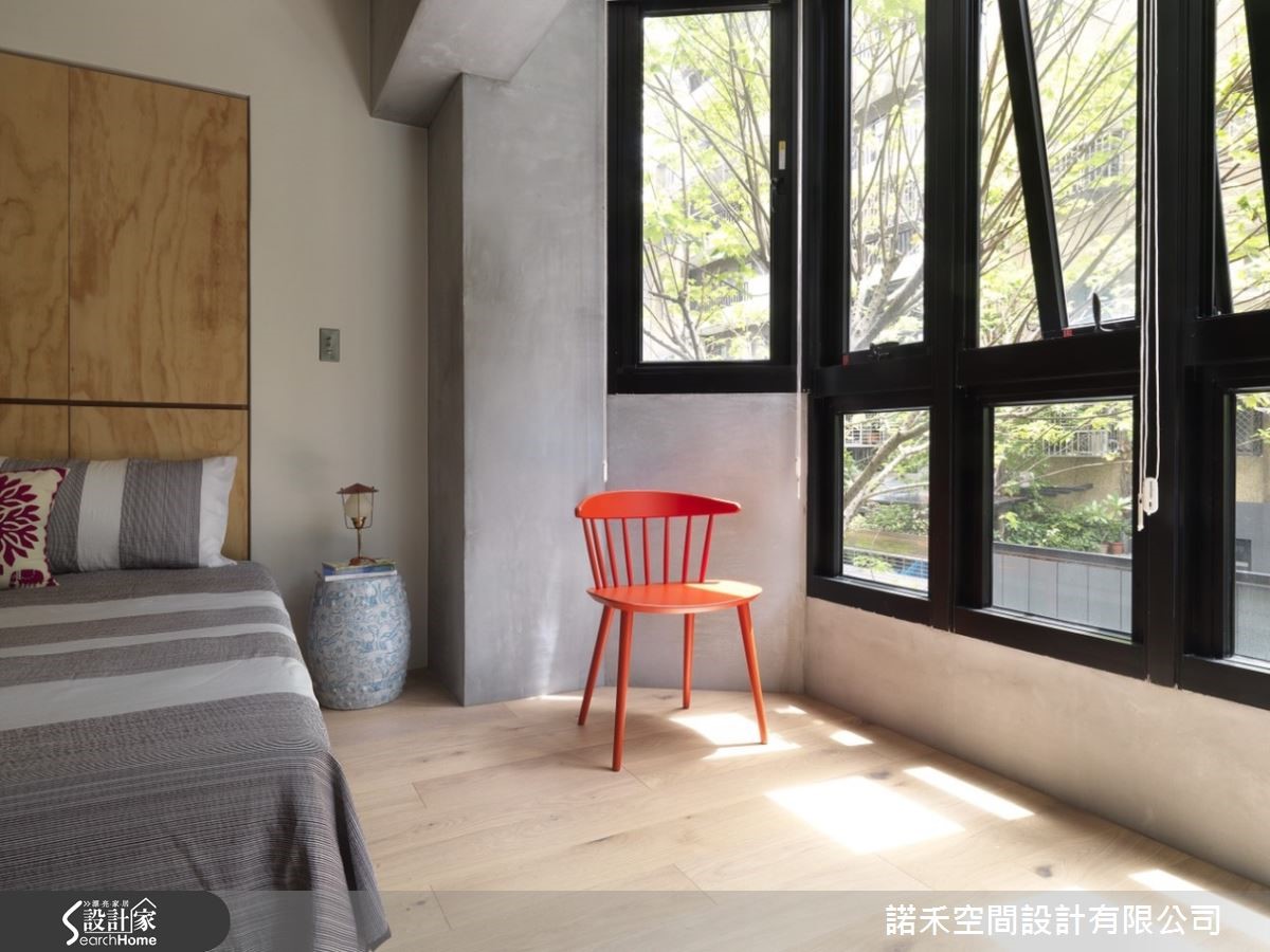 主臥室維持原始質樸的樣貌,與客廳背牆同一面,並保留採光窗景。 主臥室維持原始質樸的樣貌,與客廳背牆同一面,並保留採光窗景。