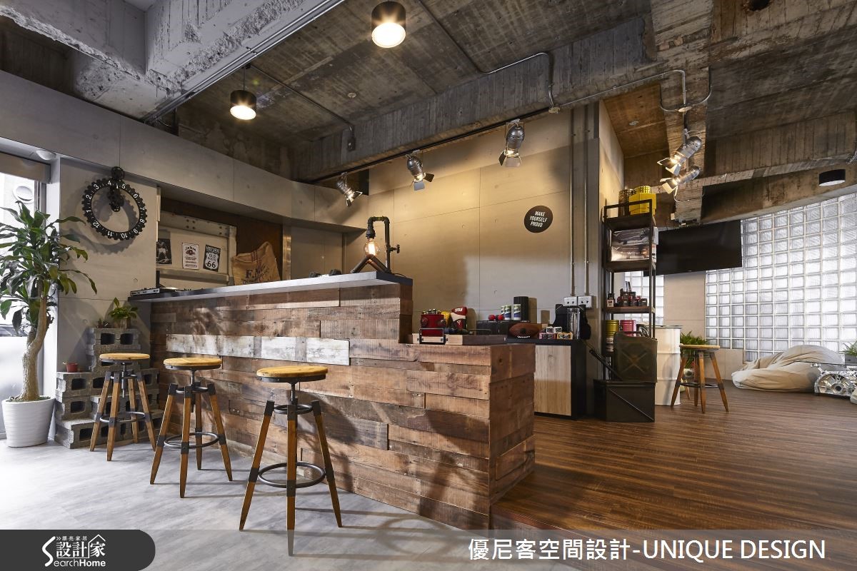 設計師將老屋改造為台北市的百坪健身中心,以粗獷 Lof